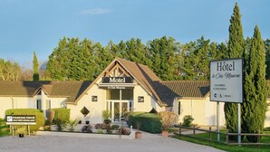 Hotelli nimeltä ”Motel 1”, jossa on kyltti, joka osoittaa yksityisen pysäköintialueen ja valvontakameroiden sijainnin.