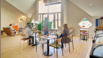 Sarapan prasmanan setiap hari (EUR 14 per orang)