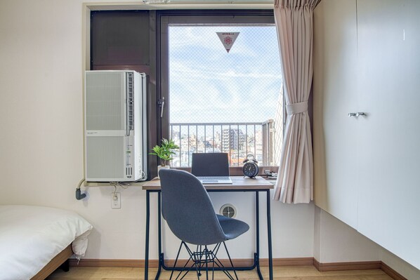 1 habitación, escritorio, tabla de planchar con plancha y wifi gratis 