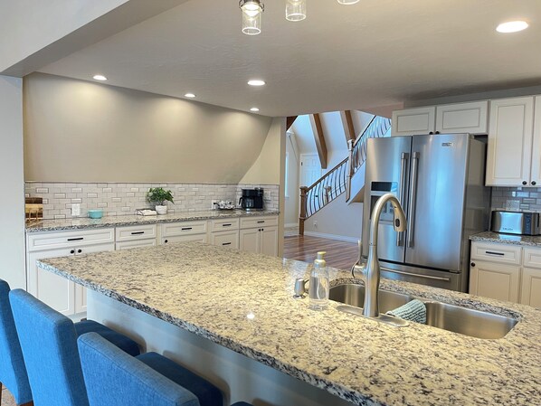 Jääkaappi, mikroaaltouuni, uuni, liesi