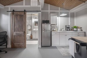 冷蔵庫、電子レンジ、オーブン、コンロ