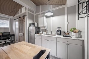 Fridge, microwave, oven, stovetop - Stylish Guest House in Seminole Heights with Workspace |Private entrance, Parking, Patio & Grill (Tampa)