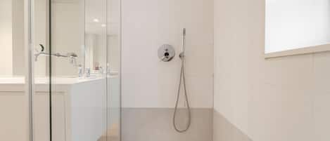 Dusche, Haartrockner, Handtücher