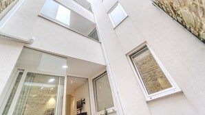 Ein mehrstöckiges Gebäude mit großen Fenstern und modernem Design.
