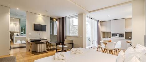 Tabla de planchar con plancha, wifi gratis y ropa de cama