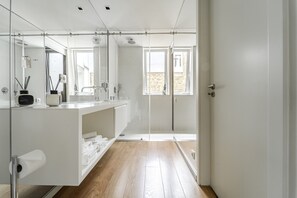 Sèche-cheveux, serviettes fournies