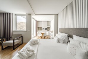 Tabla de planchar con plancha, wifi gratis y ropa de cama