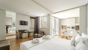 Tabla de planchar con plancha, wifi gratis y ropa de cama