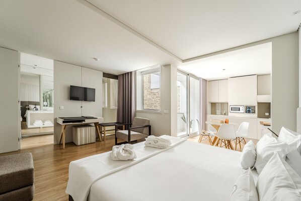 Tabla de planchar con plancha, wifi gratis y ropa de cama