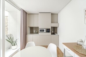 Kühlschrank, Mikrowelle, Ofen, Wasserkocher mit Kaffee-/Teezubehör