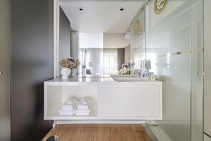 Sèche-cheveux, serviettes fournies