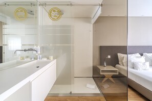 Regadera, secadora de cabello, toallas 