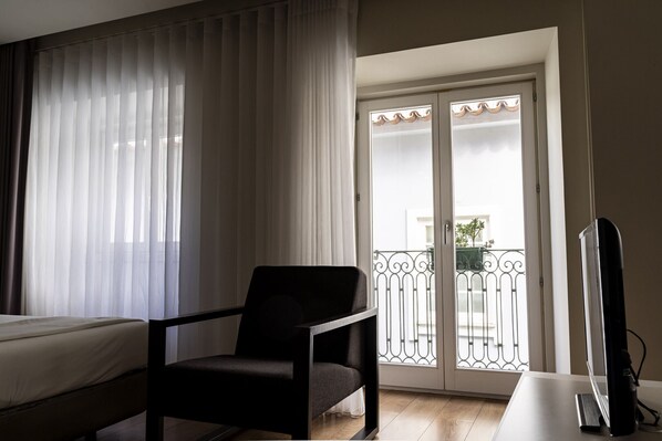 Tabla de planchar con plancha, wifi gratis y ropa de cama 