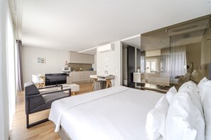 Tabla de planchar con plancha, wifi gratis y ropa de cama 