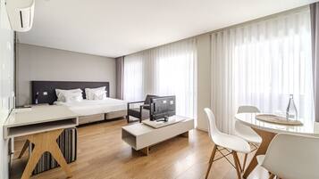 Tabla de planchar con plancha, wifi gratis y ropa de cama