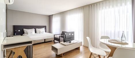 Tabla de planchar con plancha, wifi gratis, ropa de cama