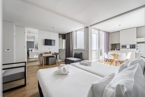 Tabla de planchar con plancha, wifi gratis y ropa de cama 