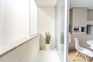 Fridge, microwave, oven, coffee/tea maker