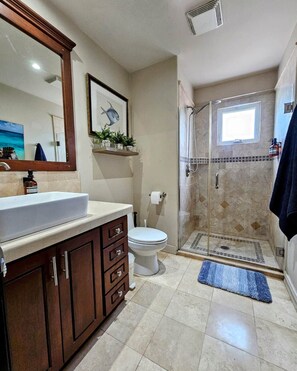 Dusj, hårføner, håndklær og såpe