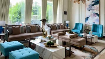Shared Dormitory, 1 Bedroom, Accessible, Smoking | Living room | Books
