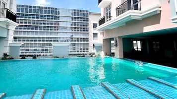 Felles sovesal, 1 soverom, tilgjengelighetstilpasset, røyk | Basseng | Utendørsbasseng