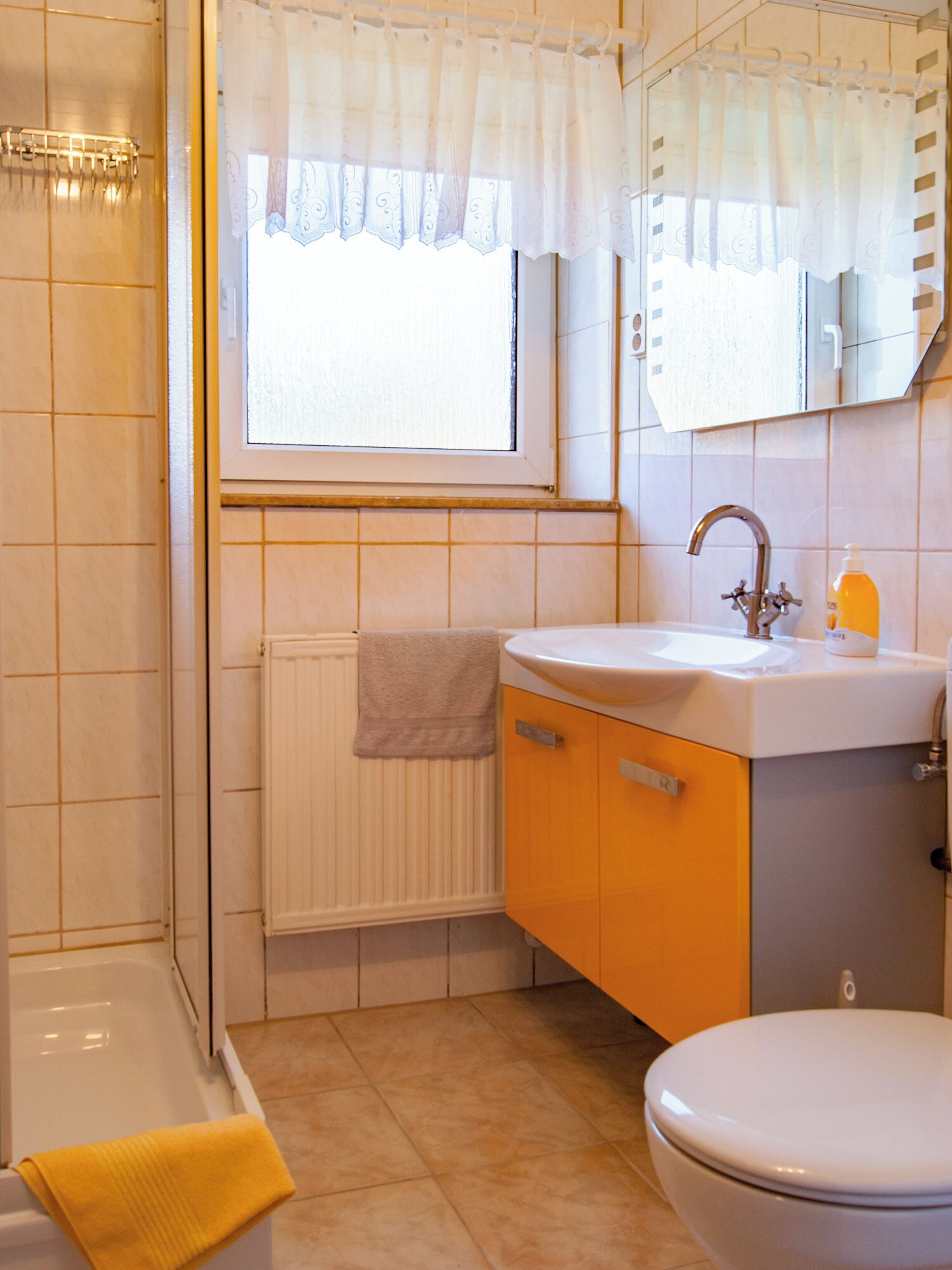 Een badkamer met een bad, een wastafel en een toilet.