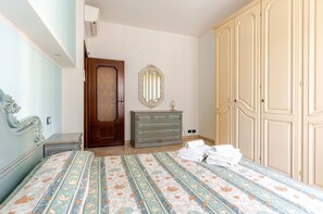 3 Schlafzimmer, Schreibtisch, Bügeleisen/Bügelbrett, WLAN