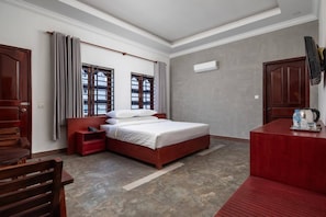 Deluxe Double Room, Balcony, Pool View | Free WiFi - Amara Palace (Phnom Penh)