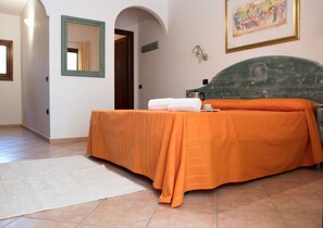 Travel cot, free WiFi, bed sheets