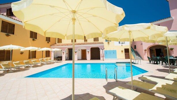 A poolside area with multiple sun umbrellas, lounge chairs, and a clear blue pool. - Residence in Orosei with 2 bedrooms sleeps 6 (Orosei)