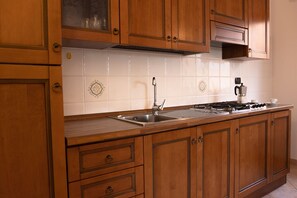 Jääkaappi, mikroaaltouuni, liesi