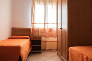 2 bedrooms, travel cot, free WiFi, bed sheets