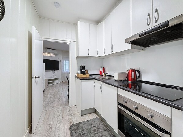 Kühlschrank, Mikrowelle, Ofen, Wasserkocher mit Kaffee-/Teezubehör