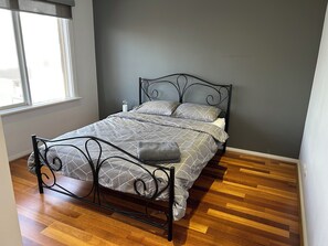 5 makuuhuonetta, työpöytä, silitysrauta/-lauta, vauvan matkasänky