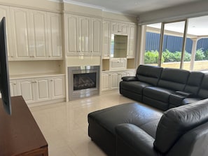 Älytelevisio, takka, tietokoneen näyttö