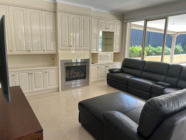 TV connectée, cheminée, écrans d'ordinateur