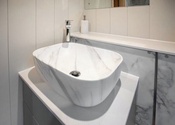 Bathroom - Honeysuckle Treehouse (Ellesmere)