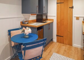 Een koelkast, een oven, een kookplaat, een broodrooster