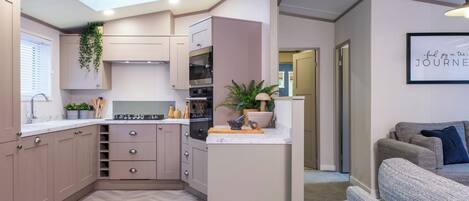 Kjøleskap, ovn, kokeplater og brødrister