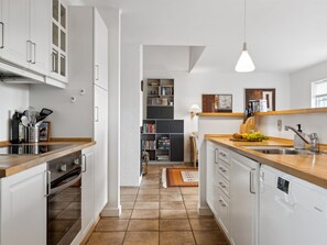 Fridge, microwave, dishwasher, cookware/dishes/utensils