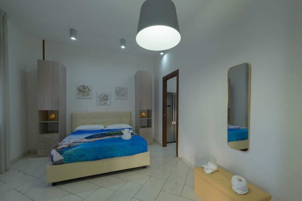 1 bedroom, desk, iron/ironing board, travel crib - RELAX MAGIC. (Salerno)