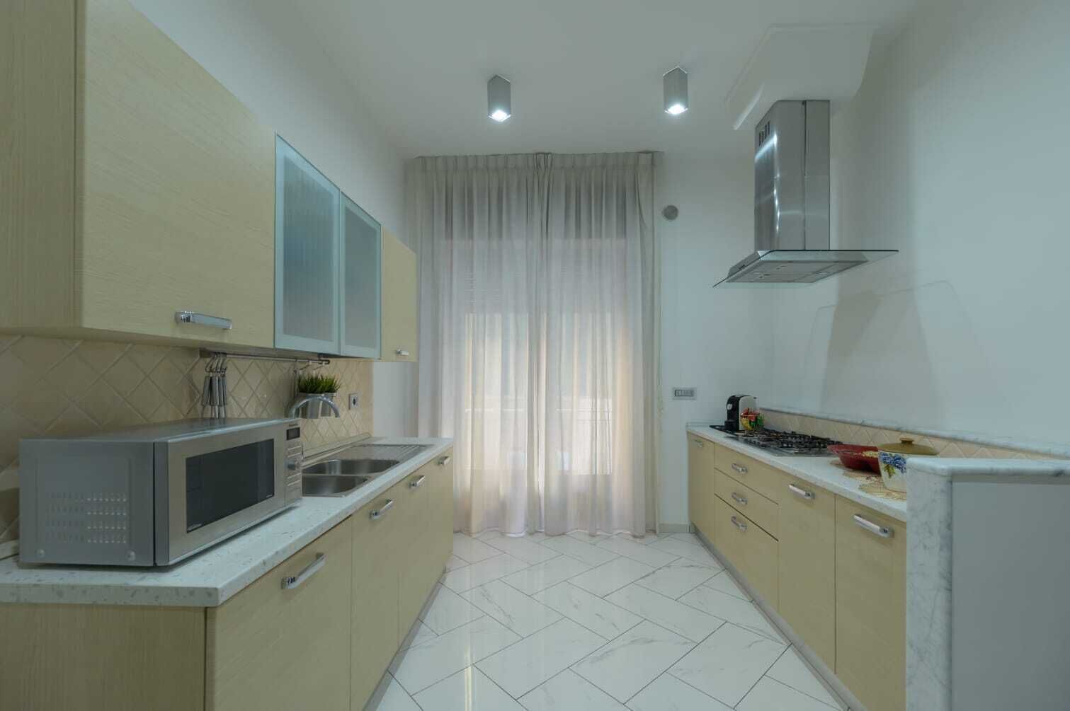 Microonde, piano cottura, macchina per tè/caffè