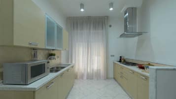 Microonde, piano cottura, macchina per tè/caffè