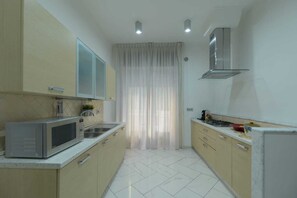 Microwave, stovetop, coffee/tea maker, cookware/dishes/utensils - RELAX MAGIC. (Salerno)