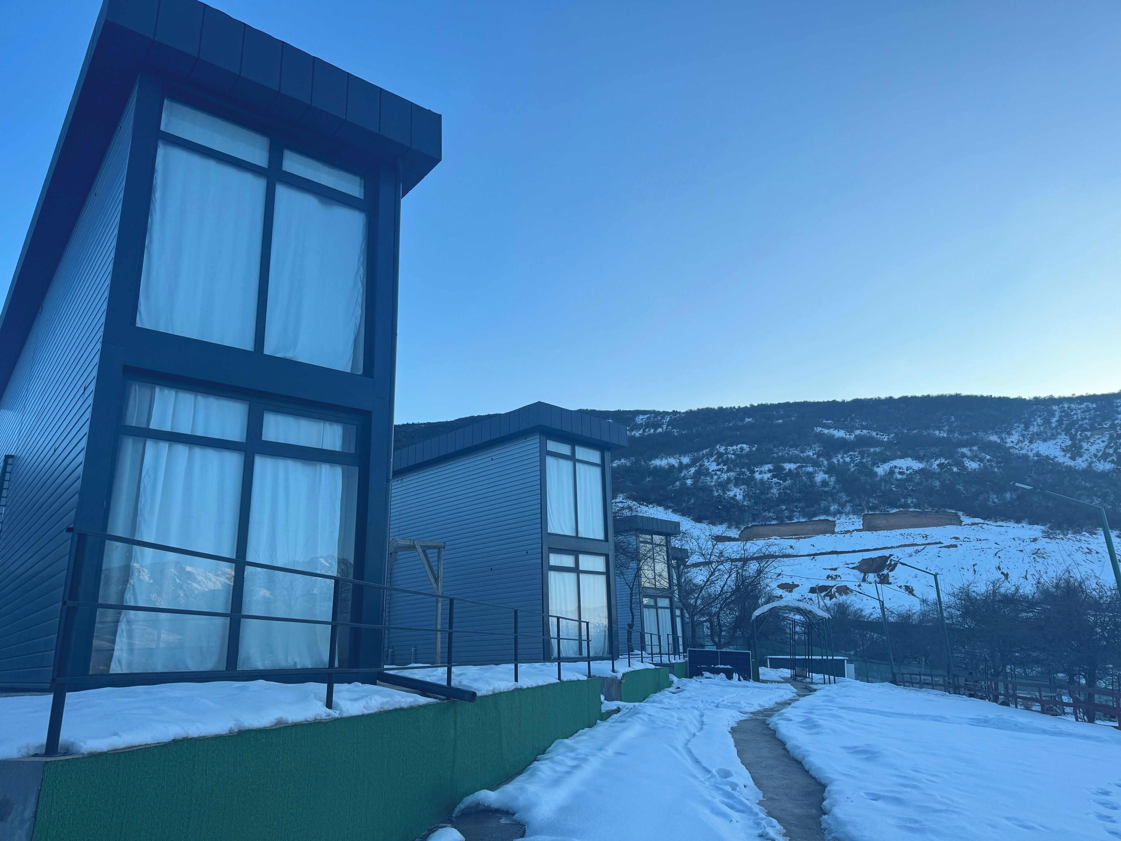 Casa de campo familiar, vista a la montaña | 3 habitaciones, insonorización y tabla de planchar con plancha 