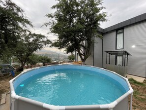 Casa de campo familiar, vista a la montaña | 3 habitaciones, insonorización y tabla de planchar con plancha 