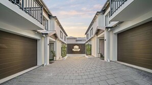 Unclassified image, 5 of 41, button - Equitice  Autumn Moonlight Villa, Leisure Autumn Moonlight Villa (Victoria Park)