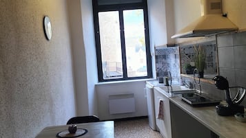 Frigorífico, microondas, placa de cocina y cafetera o tetera