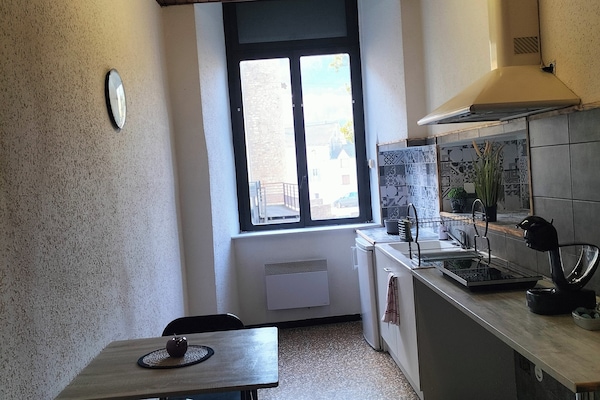 Refrigerador, microondas, parrilla de estufa y cafetera y tetera