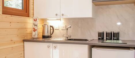 Réfrigérateur, four, plaque de cuisson, grille-pain